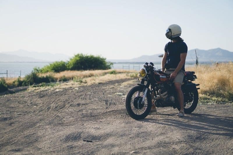 Un motocycliste assis sur une moto.