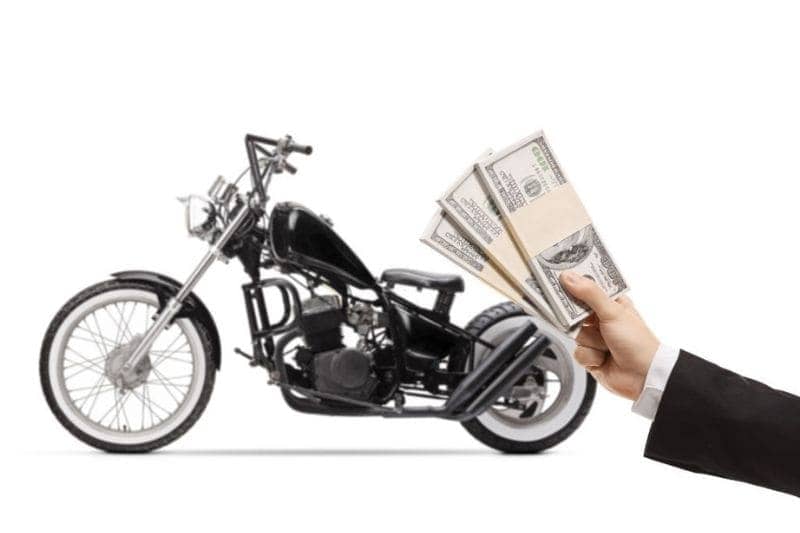 Échange d'argent pour une moto