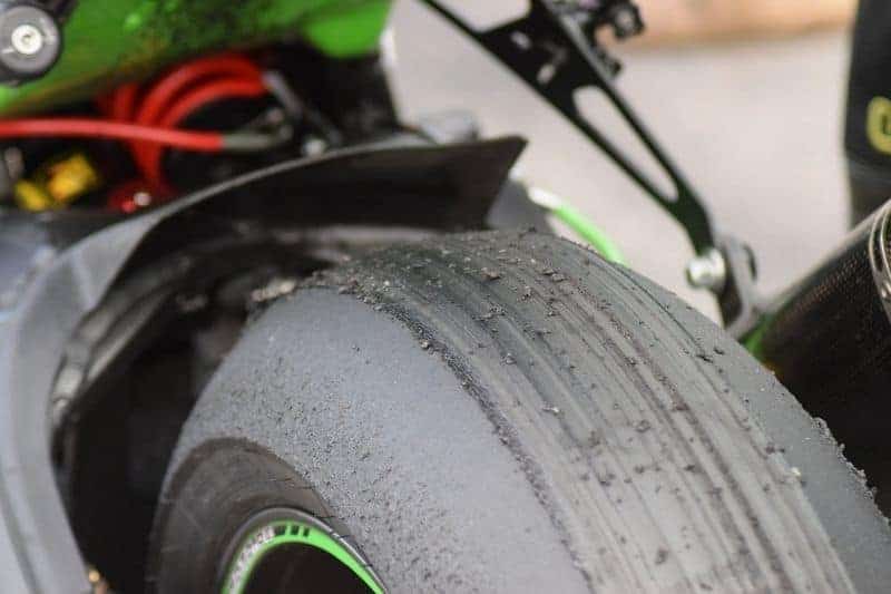 Un pneu arrière de moto sévèrement usé